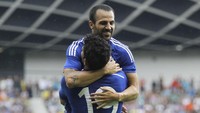 Ketika melepas David Luiz ke PSG, Chelsea mendapatkan 50 juta pound sterling. Dana itu juga dipakai untuk merekrut sejumlah pemain seperti Cesc Fabregas (30 juta), Diego Costa (32 juta), Filipe Luis (16 juta), dan Loic Remy (8,5 juta) -- tak termasuk pemain lain yang bebas transfer. (Foto: Srdjan Stevanovic/Getty Images)