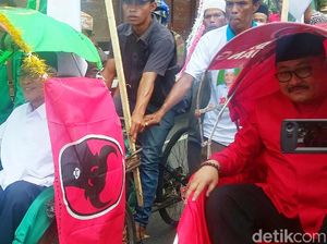 Duo Wakil di Bondowoso Daftar Pilbup ke KPUD Naik Becak