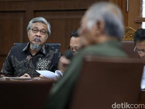 Dituntut 18 Tahun Penjara, Nur Alam Berharap Divonis Ringan Dituntut 18 Tahun Penjara, Nur Alam Berharap Divonis Ringan