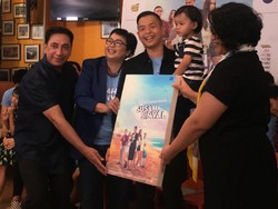 Alasan Ernest Prakasa Gandeng Ika Natassa Jadi Penulis Novel Susah Sinyal