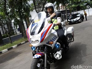 Meski Dikejar Waktu Patwal Berusaha Tidak Seenaknya di Jalan Meski Dikejar Waktu Patwal Berusaha Tidak Seenaknya di Jalan