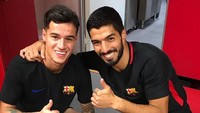 Coutinho juga menyempatkan berswafoto di ruang ganti dengan Suarez, setelah sebelumnya diajak berkeliling. (Foto: Twitter @FCBarcelona)
