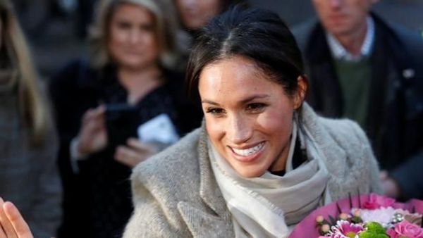 Happy! Ekspresi Calon Istri Pangeran Harry Didoakan Warga Inggris