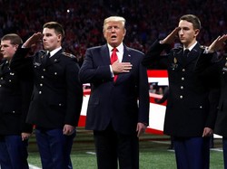 Tak Nyanyikan Lagu Kebangsaan AS Secara Utuh, Trump Lupa Lirik?