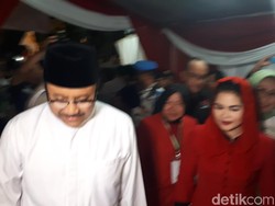 Risma Antar Gus Ipul-Puti ke Kantor KPU Jatim