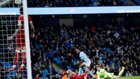 City nyaris menyamakan skor, tapi bola tembakan Sterling secara luar biasa dihalau oleh Aden Flint di garis gawang. Foto: Carl Recine/Action Images via Reuters
