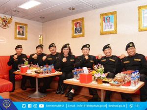 Kompak! Pose Menteri Jokowi Terima Brevet Kehormatan di Kapal Selam Kompak! Pose Menteri Jokowi Terima Brevet Kehormatan di Kapal Selam