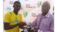Sebuah foto lain memperlihatkan bahwa seorang pemain di Ghana mendapatkan sepasang sandal olahraga atas keberhasilannya menjadi man of the match. (Foto: Screenshot Twitter)