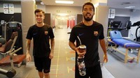 Sehari berselang, Coutinho langsung bertemu dengan rekan-rekan barunya di kompleks latihan Barca. Salah satunya Luis Suarez, yang juga mantan rekan satu timnya di Liverpool. (Foto: Twitter @FCBarcelona)