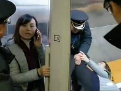 Wanita China Ini Halangi Keberangkatan Kereta Cepat Demi Suami
