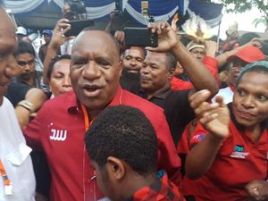 Usai Daftar, Cagub Papua John Wempi Ajak Pendukung Bersihkan Sampah
