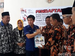Sholawat Badar Iringi Pendaftaran Paslon Moeljo Atine ke KPUD