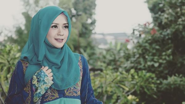 Foto: Gaya Syari Shinta Tanjung, Si Cantik Mantan Istri Ustaz Zacky Mirza