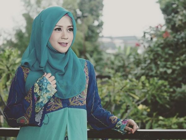 Foto: Gaya Syari Shinta Tanjung, Si Cantik Mantan Istri Ustaz Zacky Mirza
