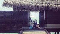 Wanda berpose di depan penginapannya. Gaun hitam dan kaca mata hitam yang dikenakannya. (Foto: dok. Instagram)