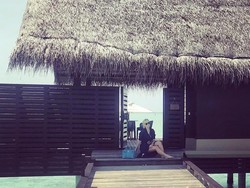 Wanda berpose di depan penginapannya. Gaun hitam dan kaca mata hitam yang dikenakannya. (Foto: dok. Instagram)