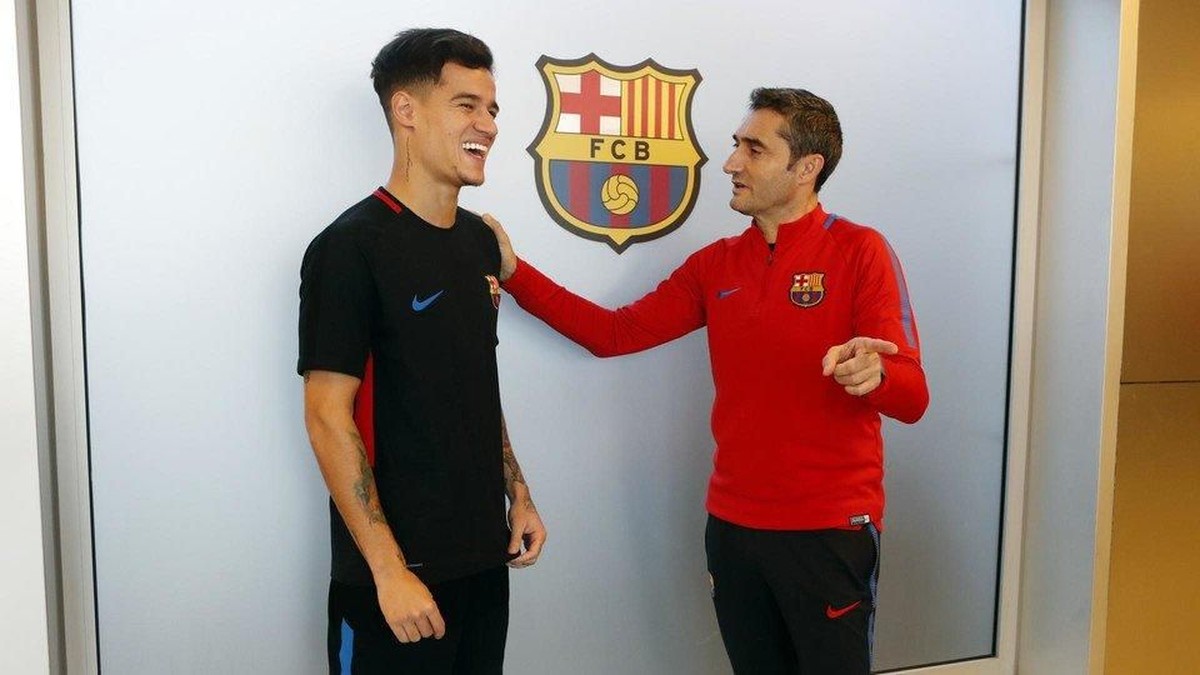 Philippe Coutinho dan pelatih Barcelona Ernesto Valverde (Twitter @FCBarcelona)