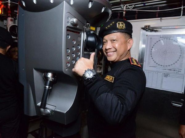Momen Kapolri Diberi Brevet dari TNI AL di KRI Nagapasa 403