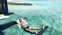 Bersantai di hammock. Icardi pamer tato di tubuhnya sambil bermandikan cahaya sinar matahari. (Foto: dok. Instagram)