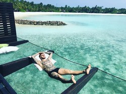 Bersantai di hammock. Icardi pamer tato di tubuhnya sambil bermandikan cahaya sinar matahari. (Foto: dok. Instagram)