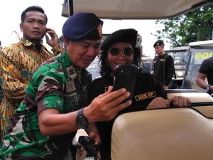 Gaya Susi Pakai Baju Komando di Pengukuhan Kapal Perang RI