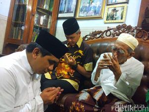 Kenangan Terakhir Gubernur Ganjar Sebelum Mbah Moen Berangkat Haji Kenangan Terakhir Gubernur Ganjar Sebelum Mbah Moen Berangkat Haji