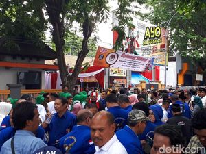 Massa Parpol hingga Ibu-ibu Tunggu Khofifah-Emil di KPU Jatim