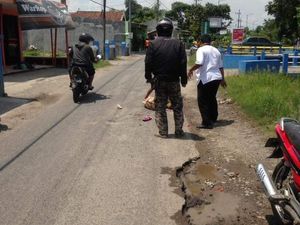 Terperosok Lubang, Ibu Anak di Sidoarjo Tewas Tertabrak Truk
