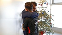 Sosok yang paling senang menyambut Coutinho adalah Paulinho, kompatriotnya dari Brasil. Coutinho langsung dipeluk erat dari seniornya di timnas itu. (Foto: Twitter @FCBarcelona)