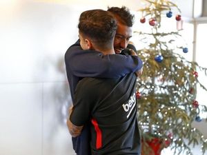 Foto: Pelukan untuk Coutinho dari Keluarga Barunya di Barca