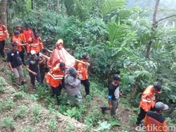 Terisolir, Ibu Hamil di Banjarnegara Dievakuasi Pakai Tandu