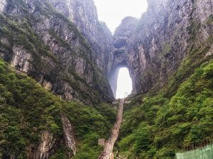 Jalanan Ekstrem Menuju Gerbang Surga di China