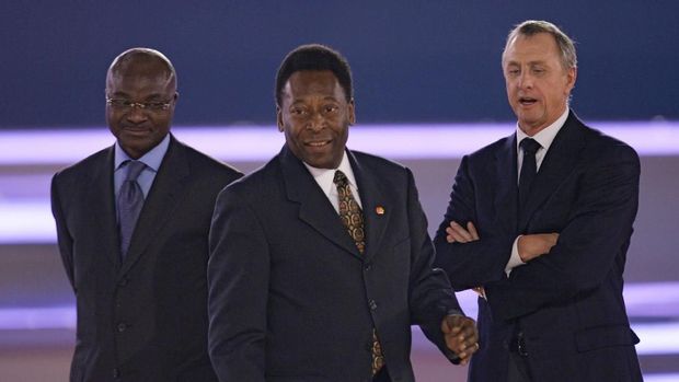 Pele (tengah) pernah menjadi pelayan toko teh sebelum jadi pesepakbola.