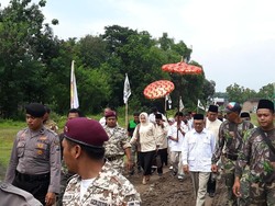 Deklarasi dan Daftar KPU, Cabup Madiun ini Diarak dengan Payung Raja