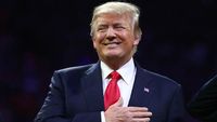 Foto: Momen Saat Trump Terlihat Tak Hapal Lagu Kebangsaan AS