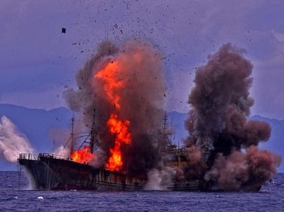 Susi Tenggelamkan Kapal Maling Ikan, Akankah Tinggal Kenangan?