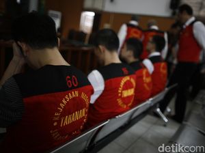8 Terdakwa Penyelundupan 1 Ton Sabu Disidang di PN Selatan 8 Terdakwa Penyelundupan 1 Ton Sabu Disidang di PN Selatan