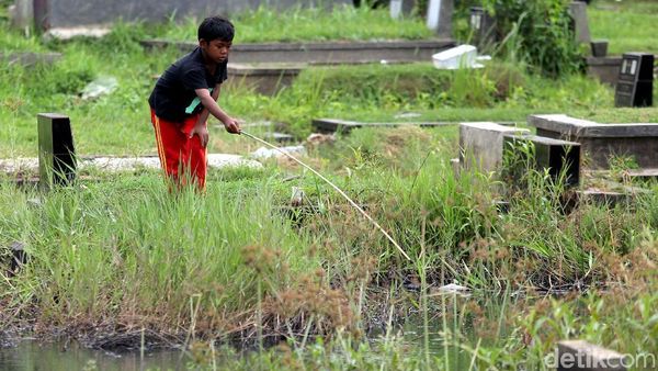 Ketika Bocah Asyik Memancing di Kuburan