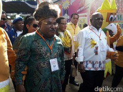 Lukas Enembe-Klemen Daftar ke KPU Papua Pakai Topi Kepala Suku