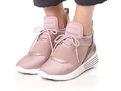 Sporty Namun Tetap Feminin dengan Sneakers Warna Rose Gold