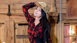 Si Seksi Five V yang Ingin Berhijab