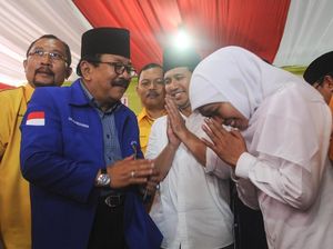 Salam Hormat Khofifah ke Pakde Karwo Saat Daftar Pilgub Jatim