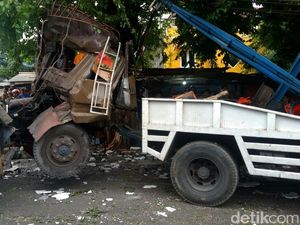 2 Tewas Akibat Truk Hajar Mobil, Motor dan 4 Warung di Semarang