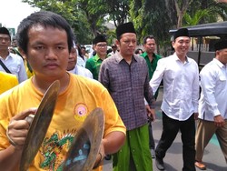 Gus Aiz-Sudjono Daftar ke KPUD Kediri Diiringi Barongsai dan Hadrah
