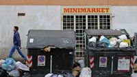Ih..Jorok! Sampah Berserakan dan Menggunung di Jalanan Roma