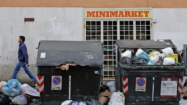 Ih..Jorok! Sampah Berserakan dan Menggunung di Jalanan Roma