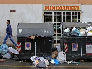 Ih..Jorok! Sampah Berserakan dan Menggunung di Jalanan Roma