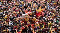 Foto: Lautan Manusia di Prosesi Black Nazarene yang Berujung Maut