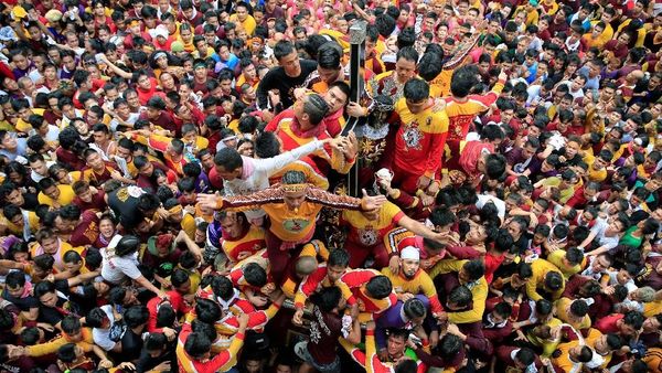 Foto: Lautan Manusia di Prosesi Black Nazarene yang Berujung Maut