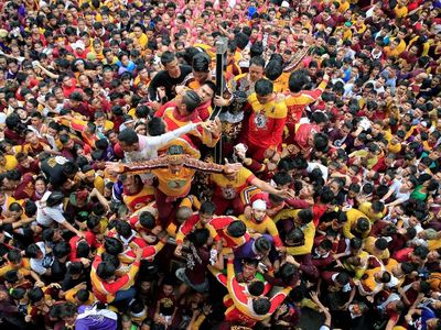 Foto: Lautan Manusia di Prosesi Black Nazarene yang Berujung Maut